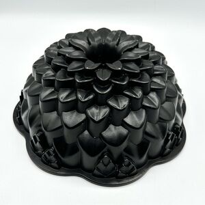 Nordic Ware Chrysanthemum Bundt pan. 10 cup.